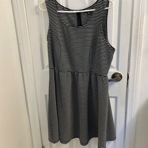 Size: 3X. Black and white stripes. No sleeves. Zipper in the back.